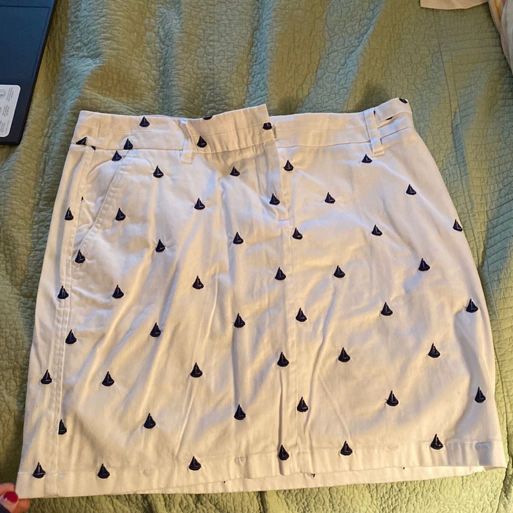 Super cute white and navy womens size 6 British khaki skirt